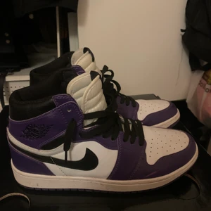 Nike Jordan  - Säljer dessa Jordan 1 high court purple, storlek 43 cond 8/10, pris: 2500kr eller bud.