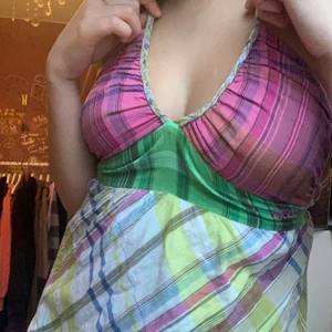 Rut randig klänning - Ascool 70tals klänning som går ner till mellan knäna och fötterna på mig. Knyts därbak med banden från de gröna bandet under bysten, samt snörena som knyts i nacken 💋