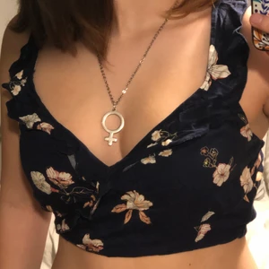 Topp storlek M - Säljer denna söta topp då den aldrig har kommit till användning. Toppen är i bra skick. Priset går att diskuteras. Passar även S.