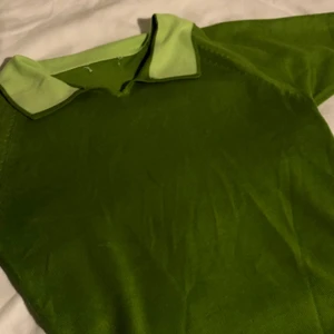 Finstickad grön topp storlek S - Jag säljer denna supersöta gröna topp för att den inte kommer till användning längre. Materialet är finstickat och väldigt bekvämt samt mjukt. Lappen finns inte kvar på plagget då jag har köpt det second hand. Skulle gissa på att plagget är i storlek S men passar även XS. Plagget är i bra skick, inga spår av användning. 