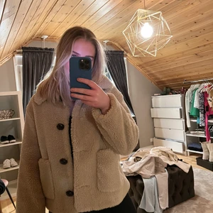 Kort Teddy jacka\kort kappa från zara - Säljer denna fina och mysiga jacka från Zara då den helt enkelt inte kommer till användning, använd cirka 2 gånger så den är näst intill oanvänd (mycket bra skick)        Pris: 350 + frakt💕