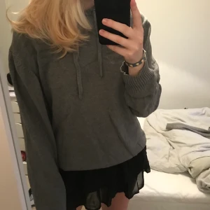 Finstickad hoodie  - Finstickad hoodie med luva, i fint skick💕 storlek L men sitter mer som en M