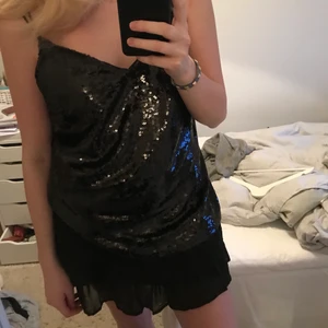 Glittrigt linne - SÅ fint linne med glittriga paljetter, säljer då jag inte använder det. Helt ny med prislapp kvar 💕