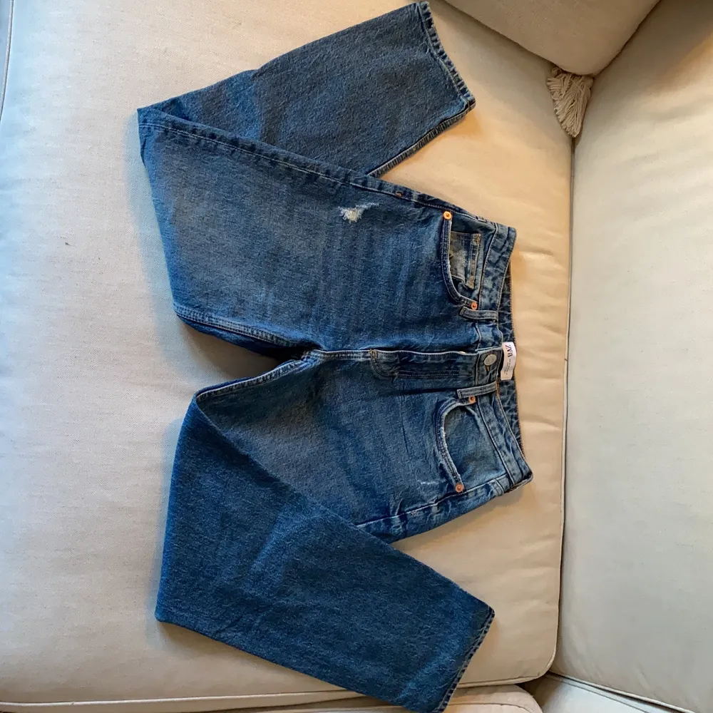 Ett par mörkblåa jeans från Zara dom har slitningar på båda knäna.  Skriv privat för mer bilder . Jeans & Byxor.