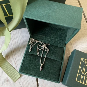 Maria Nilsdotter halsband - Säljer detta jättefina halsband från Maria Nilsdotter! Använt ett fåtal gånger och sparsamt använt. Nypris 2795 kr