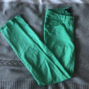 Coola ljus gröna jeans från hm. Jätte fint skick men kommer tyvärr inte till användning.💚🧚‍♀️