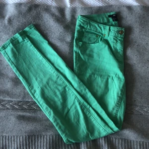 Gröna jeans - Coola ljus gröna jeans från hm. Jätte fint skick men kommer tyvärr inte till användning.💚🧚‍♀️