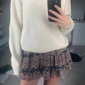 Beige stickad tröja - Säljer denna beige finstickade tröjan från zara som jag inprincip aldrig använt. Den är i ett jättefint skick och kanske ser nopprig ut med är snarare lite luddig. Storleken är XS men jag skulle säga att den är väldigt stor i storleken, den passar allt mellan XS-M beroende på hur man vill att den ska sitta. Säljer endast vid bra bud. Bud på 500 kr