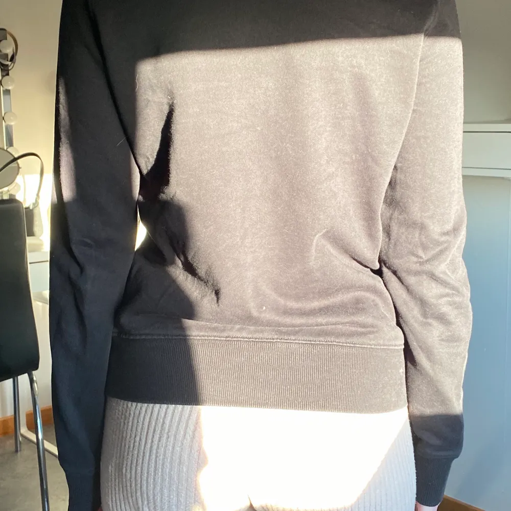 Svart enkel sweatshirt med ”Calvin Klein Jeans” på bröstet. Nypris 879kr. Passar XS/S. Tröjor & Koftor.