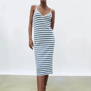 Långklänning från Zara - Snygg virkad långklänning  från zara. Passar både på vintern och på sommaren. Aldrig använd. Priset är exkl. frakt