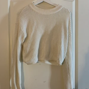 Vit stickad tröja  - Säljer denna vita stickade tröja då jag inte har användning för den, och är därför i fint skick. Är kort på mig som är 178 cm lång men funkar därför oxå för er som är kortare. Den är i XS  men sitter bra på mig som vanligtvis har S. Skriv för fler bilder/ bilder med plagget på. Köpare står för frakt och pris kan diskuteras vid snabb affär❣️