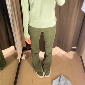 Militärgröna bootcut jeans  - Säljer dessa jöttecoola jeans från zara då dem inte används lika mycket! Super sköna och långa i längden, långa på mig som är ca 168-169. Går att klippa av om man vill det! Köpta för 359 säljer för 150+frakten💕Storlek 34 men passar mig som är en större 32a. Skulle passa på en 36 och såklart en 34 bättre!