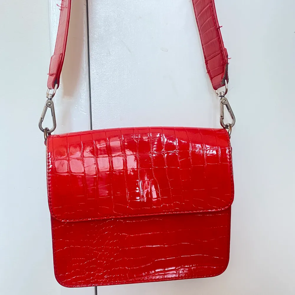 Röd väska från hvisk! Sjukt snygg detalj till alla outfits!. Väskor.