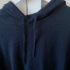 Stickad hoodie - Stickad navy blue Hoodie från hm! 
