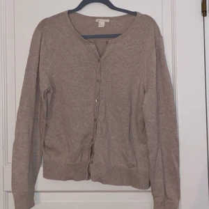 Hm kofta - Beige basic hm kofta. Frakt 66kr! Storlek L men sitter som en S på mig som brukar ha XS