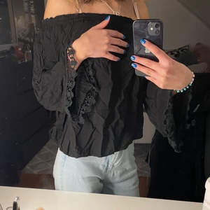 Svart blus - En svart oanvänd blus som passar perfekt på en middag eller som vardagsplagg💞 obs den är inte strycken på bilden❤️