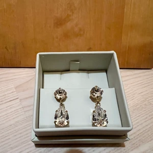 Caroline Svedbom örhängen - Örhängen från CAROLINE SVEDBOM, Mini Drop Earrings i färgen Crystal. Guldpläterade i 18k guld.  Inga repor eller märkbara rispor då de är sparsamt använda.  Har inte sparat orginalboxen men skickar dem i boxen som jag fotat i (kommer från Escada) så de är skyddade under frakt. Nypris 795kr. 