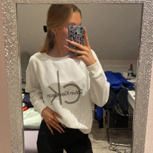 Calvin Klein hoodie - Skitmysig tröja från Calvin som tyvärr inte fått någon användning. ❤️❤️