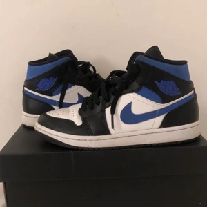 Jordans skor  - LÄGGER UT MIN GAMLA ANNONS ! Lägger ut pgd oseriös budare! Skor Jordan 1 mid- haft sedan sommaren tvättats förhand regelbundet därför är dom så rena enda problemet krisade. Kartong ingår i köpet frakt ingår ej. Köpte dessa för 2100 säljer för 1600. POPULÄRA SKOR! Skriv till mig för mer bilder 