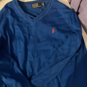 Ralph lauren tröja - Tröja med skitskön färg. Strl S. V-ringad. Bra skick.