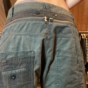 Coola byxor - Byxor med as cola detaljer! Ena saken man drar i på dragkedjan är borta. 