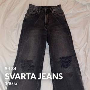 Jättefina svarta jeans, stl 34. Endast använda en gång, som nya! Obs, jackan finns i profilen:) Frakt tillkommer!