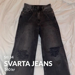 Svarta jeans med hål - Jättefina svarta jeans, stl 34. Endast använda en gång, som nya! Obs, jackan finns i profilen:) Frakt tillkommer!