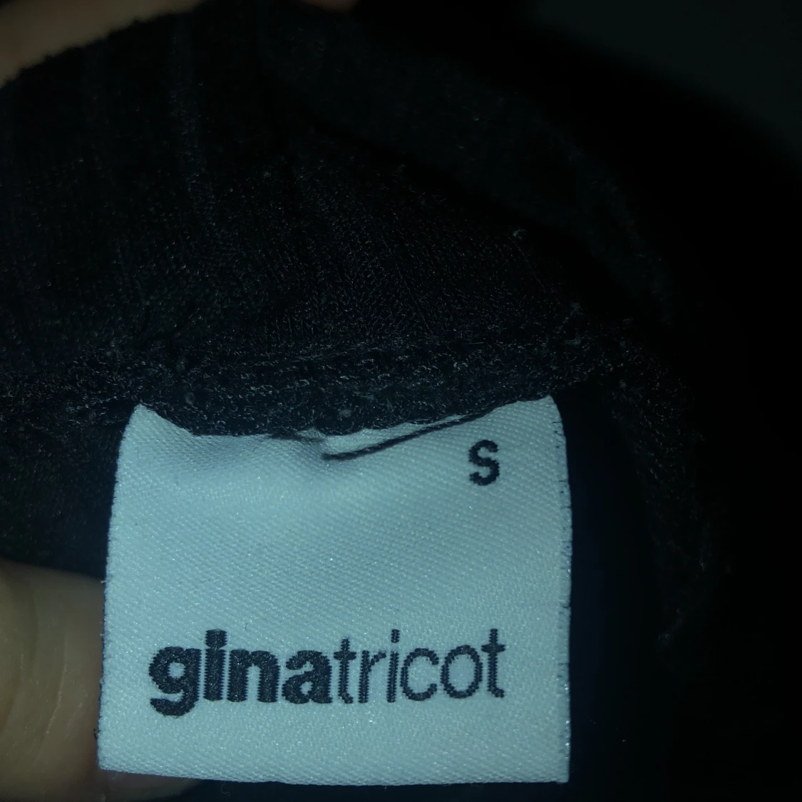 En svart ribbad tröja st S från Gina - 91