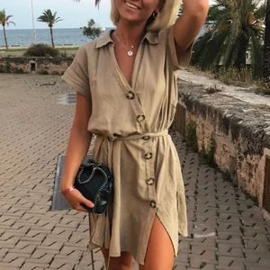 Stella McCartney tiny falabella väska  - Knappt använd jättefin väska från Stella McCartney, mörkgrön med silver, nypris 6500