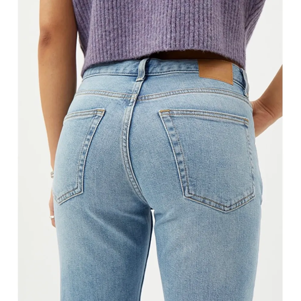 Ett par jeans från weekday. De är i modellen ”twig mid slim straight jeans”. Säljer då de har blivit lite korta på mig som är 175. Jeans & Byxor.