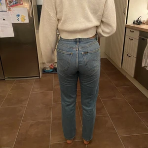 Lee mom jeans  - Stolek 24/31, passar xxs/xs. Super sköna nypris 800kr säljs för 350kr + frakt