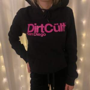 svart dirtcult hoodie med rosa text