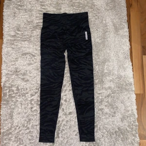 Gymshark animal leggings  - • Size S. Använda 1 gång. Scrunch baktill. Fraktsätt kan diskuteras. Supersnygga • 
