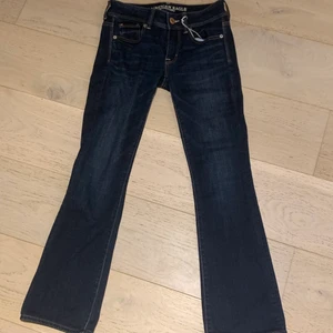 low waisted american eagle jeans - ett par low waisted bootcut american eagle jeans i size 30
