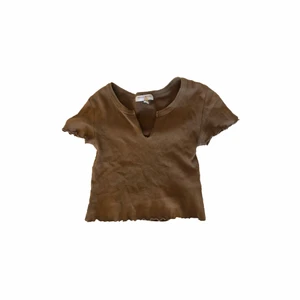 Brun croptop - Söt brun top med ”skrynklade” ändar. Perfekt basplagg som går att styla till vad som helst✨ Från pull and bear. Storlek M men är liten i storleken så passar nog xs och s