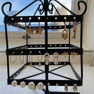 Örhängen  - Örhängen från blandade märken, alla är i princip oanvända! 15kr/st