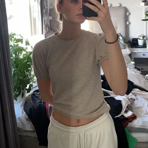 - - Jättefin beige topp köpt på ett Zara i Paris🧚🏼 Använder tyvärr aldrig längre 💘