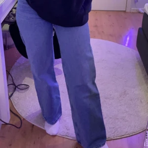Monki jeans - Jag säljer ett par mellanblå jeans ifrån monki!!!✨ Strl 25 men passar även 24,26, jag är 163cm. Använda fåtal gånger så i nästintill perfekt skick!! Köparen står för frakt💗