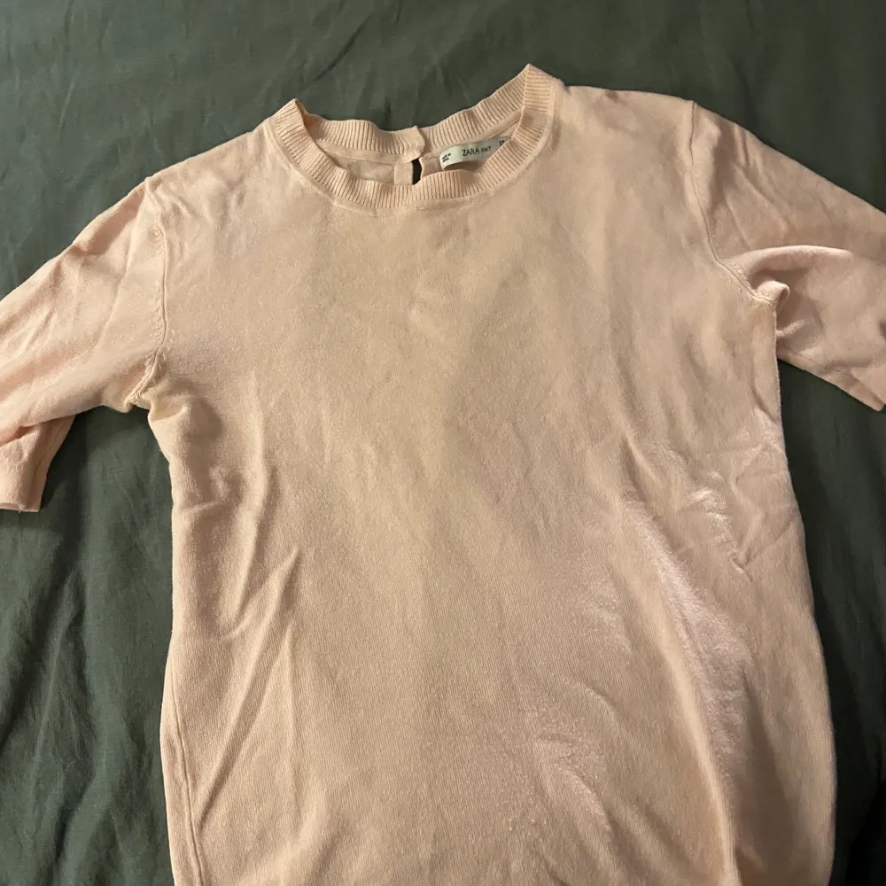 Säljer denna fina tröja från Zara då den är för liten för mig. Är i storlek M men skulle säga att den passar en S/XS💕💕jätte fin ljusrosa färg utan några defekter. T-shirts.