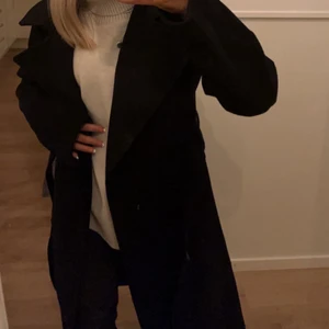 Kappa - Gör en intressekoll på min älskade kappa som är slutsåld. Storlek 32 men är lång. Använd i kanske en månad lite då och då men är i bra skick. Har då tappat bort bandet hemma men är super snygg utan. Hittar jag det så hade de till kommit såklart.💕💕köptes för 600kr