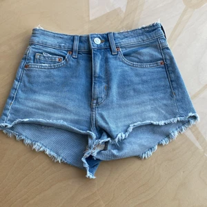 Shorts  - Jätte snygga shorts till sommaren. De är från H&M och sitter perfekt på kroppen. De är verken för korta eller för långa. Om man vill ha fler bilder skriv!💗😇 