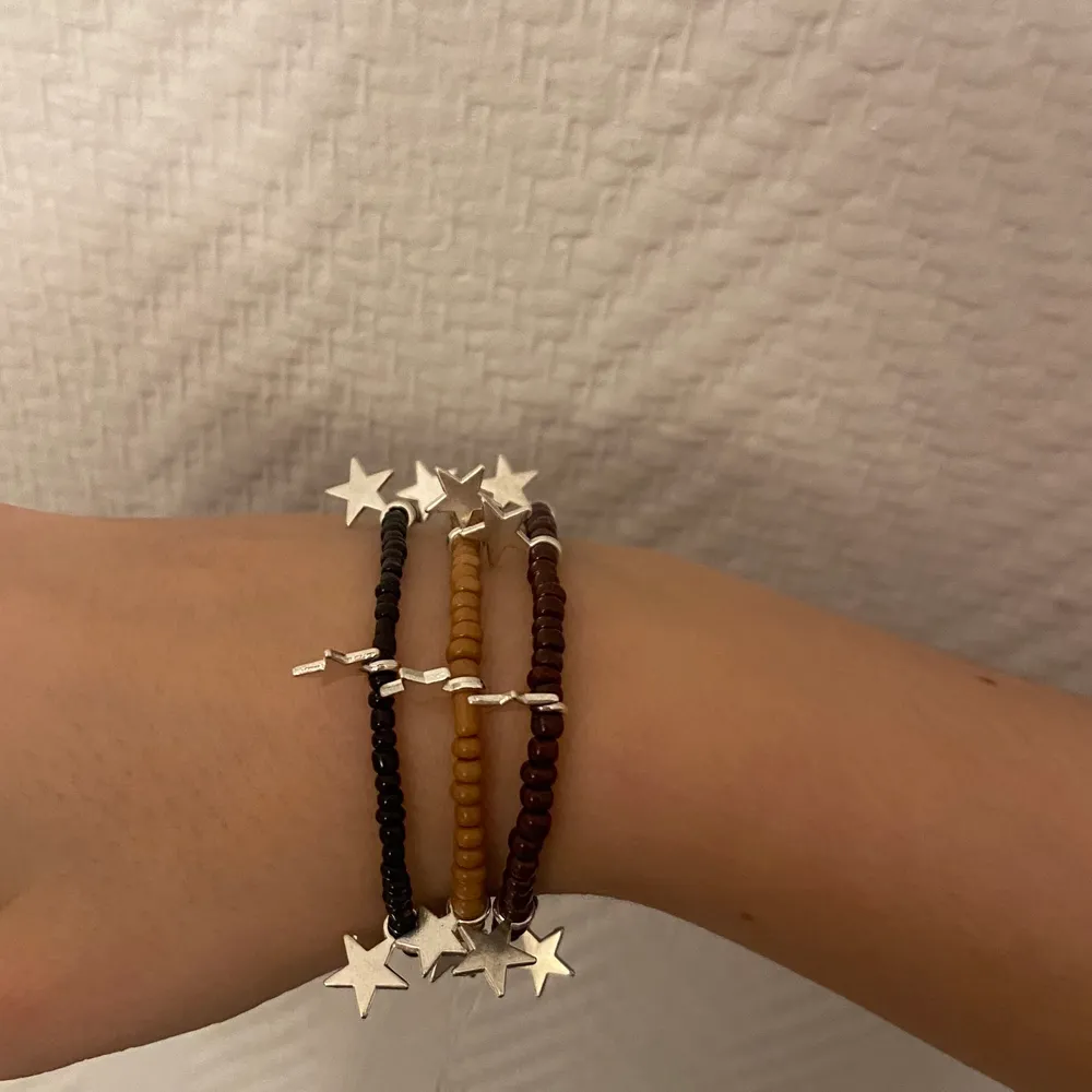 Säljer dessa armband, 25kr styck och gratis frakt. 2 för 30kr och 3 för 35kr och gratis frakt 💗🌟. Accessoarer.