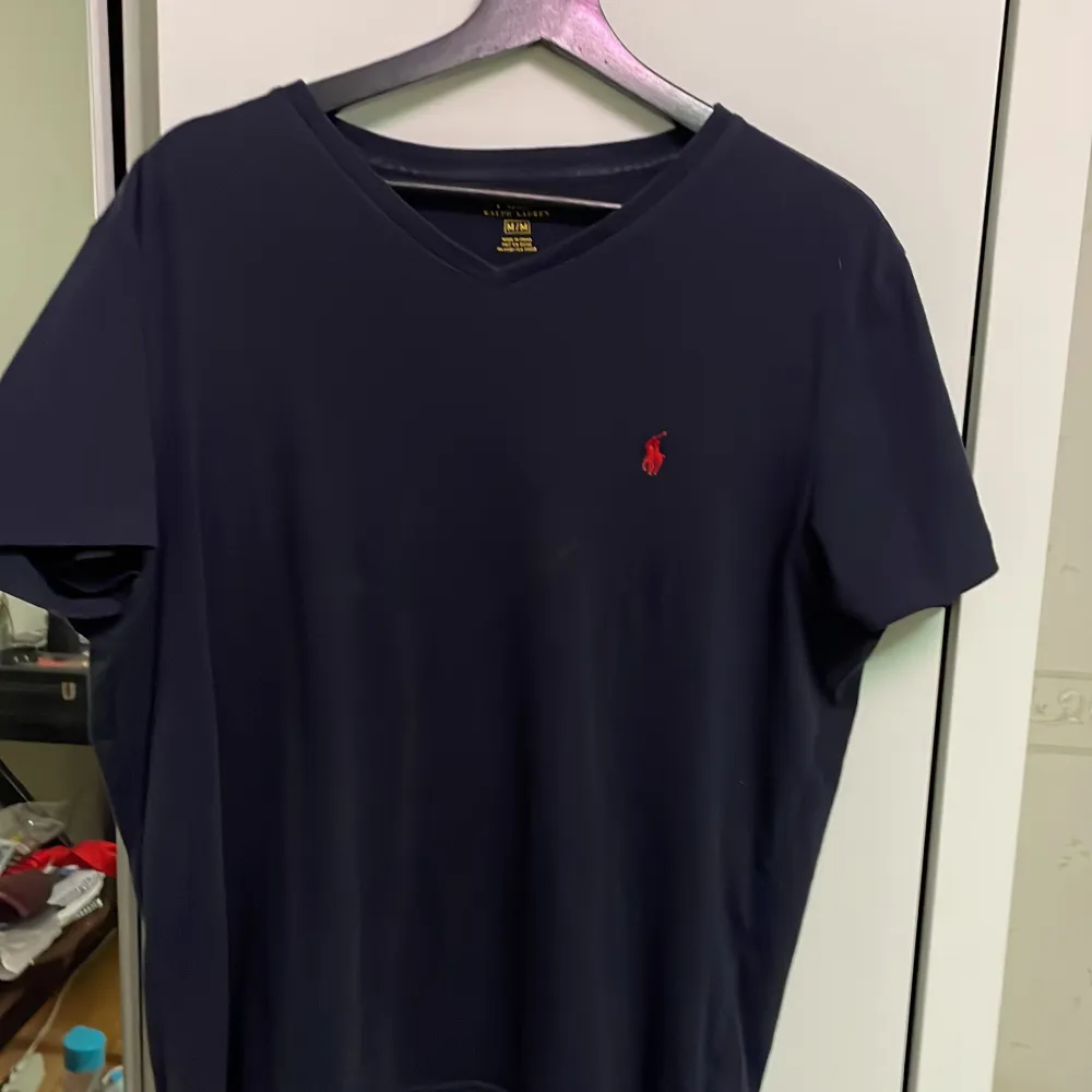 Navy färgad v-ringad t-shirt köpt från Ralph Lauren Polo i New York. Använd 2 gånger, nypris 499kr. Så priset är absolut inte prutbart. (Stor i storlek). T-shirts.