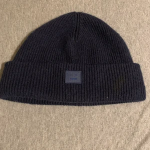 Acne studios beanie  - Hej! Säljer en Acne studios mössa i onesize. Mössan är iprincip som nyskick även fast jag använt den några gånger, mer bilder i dm och kan även gå ner i pris vid en snabb affär!