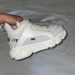 Buffalo skor  - Buffalo-skor i storlek 39. Använda fåtal gånger men var oförsiktig vid de gångerna.