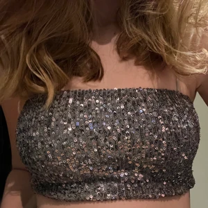 fest plajetterlinne zara - Ett superfint paljetterlinne i från Zara i strl S. Kostar 100kr och köpare står för ev frakt 📦. Skriv privat vid intresse!💕