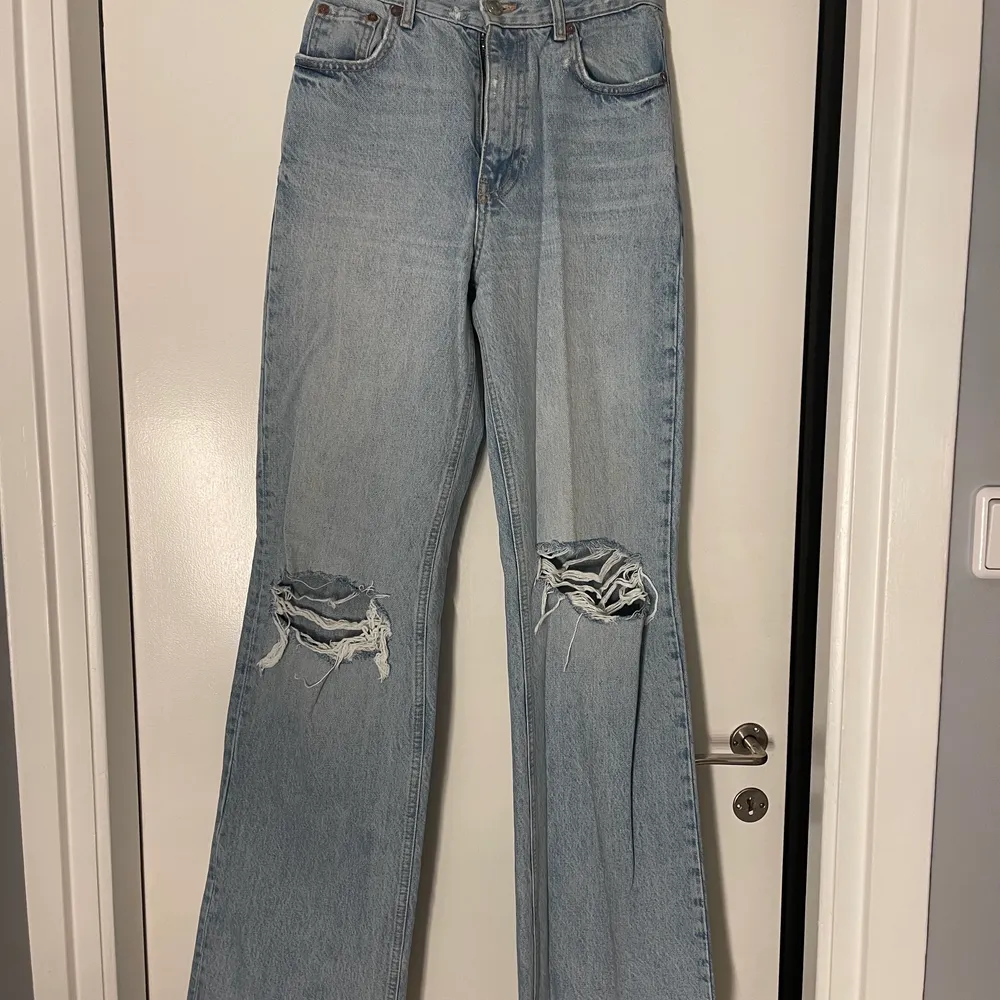 Högmidjade jeans från zara i full length . Jeans & Byxor.