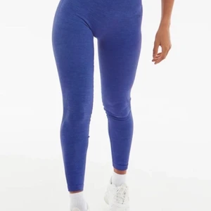 Blåa träningstights från Lazuli Label - Jättefina royalblåa träningstights som tyvärr inte kommer till användning. Använda ett fåtal gånger, originalskick. L i storleken men passar mig som vanligtvis har M! Köpta för 450 sek. Bilder från hemsidan, skriv för fler bilder. Köparen står för frakt!