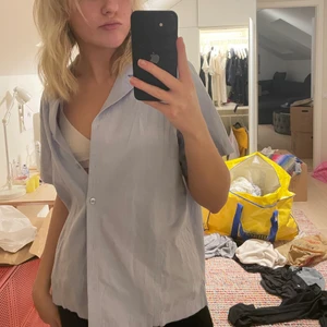 Weekday  - Jätte snygg tröja/skjorta från Weekday i en fin blå färg i storlek S i ny skick original pris 400, köpare står för frakt, pris går att förhandla 💕
