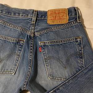 säljer min jättefina levi’s jeans, köpta här på Plick pga att de var för små💘 helt oanvända!